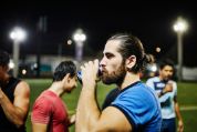 Ein Sportler macht Pause und trinkt ein isotonisches Getränk. Ein Sportler macht Pause und trinkt ein isotonisches Getränk.